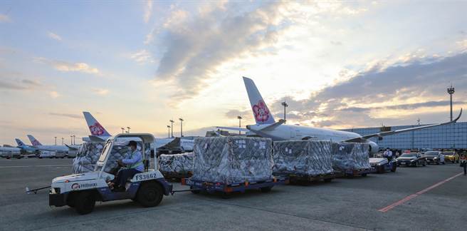 由民间企业捐赠的第九批辉瑞BNT疫苗，28日清晨6时14分运抵桃园机场。（陈麒全摄）