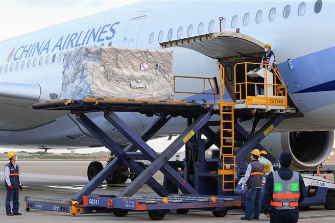 由民间企业捐赠的第九批辉瑞BNT疫苗，28日清晨6时14分运抵桃园机场。（陈麒全摄）