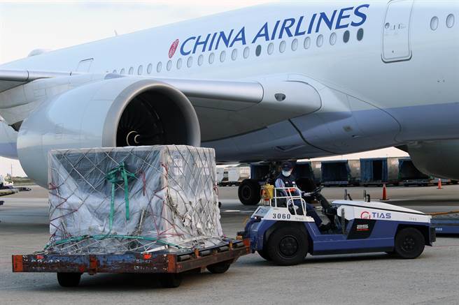 由民间企业捐赠的第九批辉瑞BNT疫苗，28日清晨6时14分运抵桃园机场。（陈麒全摄）