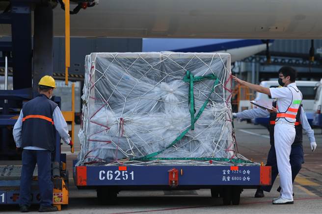 由民间企业捐赠的第九批辉瑞BNT疫苗，28日清晨6时14分运抵桃园机场。（陈麒全摄）