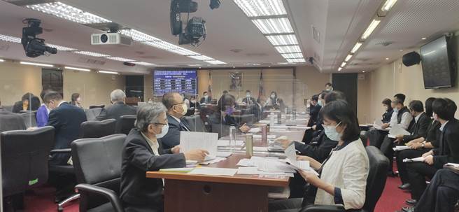 環保署提出的「氣候變遷因應法」選擇的竟是借助非正式組織的永續會，捨棄在「氣候變遷因應法」法內設置一個有法律依據的組織（如氣候因應委員會）並授予法定職權，以專業協助台灣進行氣候轉型，是修法之最大錯誤，必須即時調整。（林良齊攝）