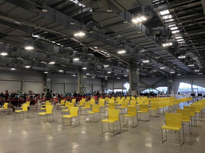 今日花博接种疫苗，施打线并未全面开启。（杨亚璇摄）