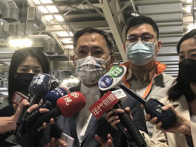 北市副市长蔡炳坤前往花博视察疫苗施打情形。（杨亚璇摄）