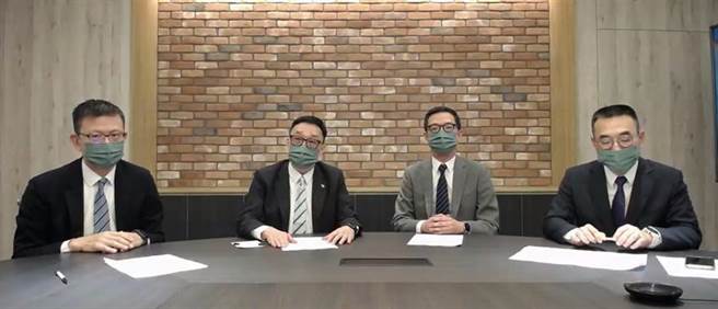 国泰世华银董事长郭明鑑（左2）率高层公开道歉。图／本报资料照片