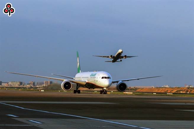 长荣航空1名外籍机师打过2剂BNT疫苗，昨仍确诊新冠肺炎。（本报资料照）