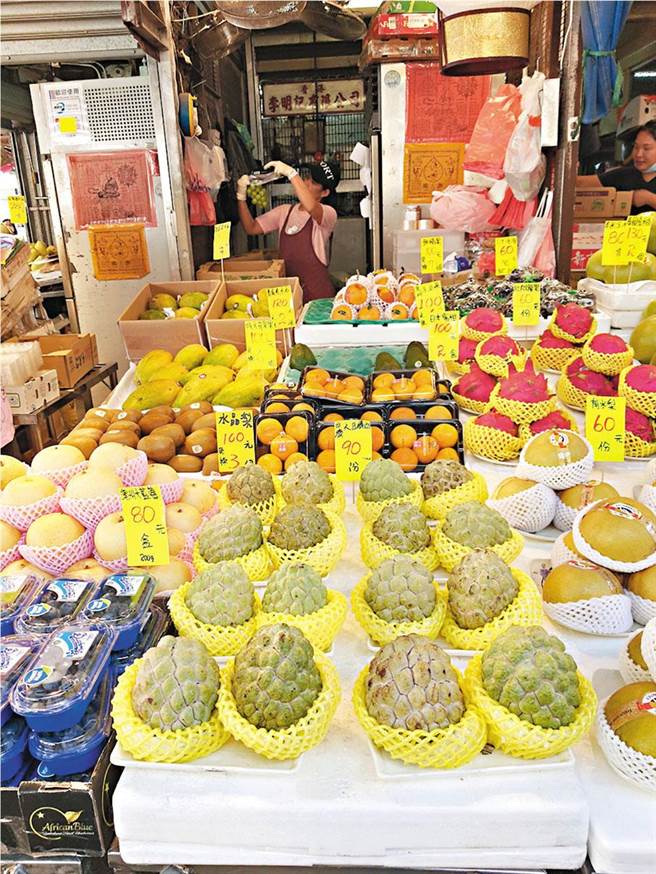 香港的水果店贩售台湾释迦。（文匯报）