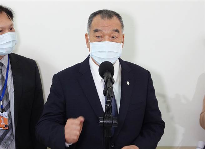 针对蔡英文总统接受美国有线电视新闻网（CNN）专访时证实美军在台进行训练，国防部长邱国正28日在立法院表示，国军跟美军在各个层次、领域都一直有交流，但守护国家仍要靠自己，不能完全指望他人。（姚志平摄）