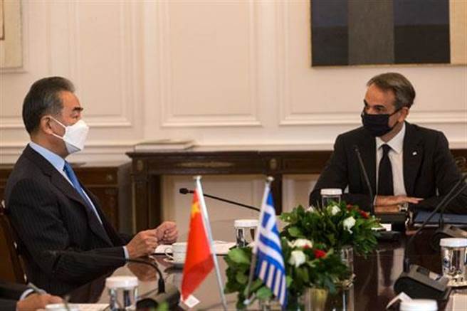 中國國務委員兼外長王毅到訪雅典會見希臘總理米佐塔基斯（右）。（中國外交部網站）