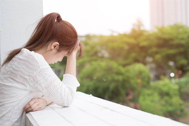 一名女网友和男友交往6年，本预计今年要结婚，但5月新冠肺炎爆发，两人长达3个月未见面，两人再见面时，她却发现男友的发票载具App上，曾有购买保险套的纪录。（图／示意图，达志影像）