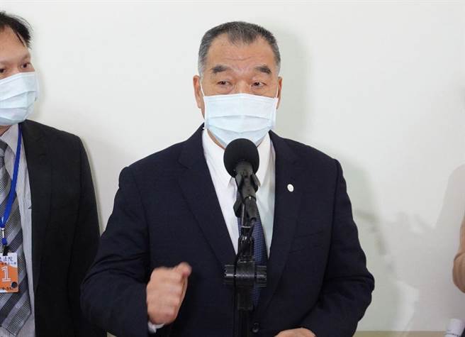 國防部長邱國正28日在立法院表示，國軍跟美軍在各個層次、領域都一直有交流，但守護國家仍要靠自己，不能完全指望他人。（姚志平攝）