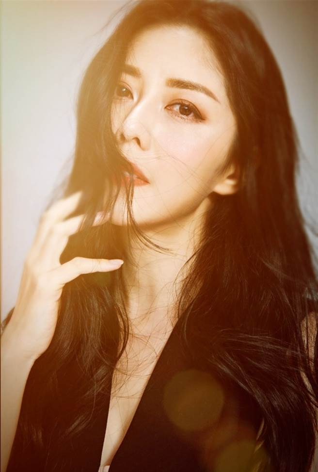 韩瑜新代言照性感又漂亮。（图／FB@韩瑜）