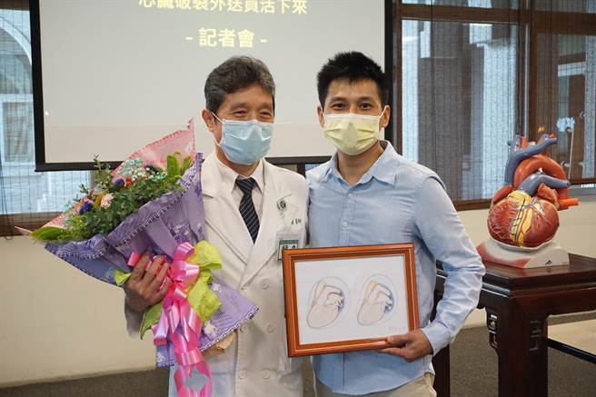 37岁锺姓外送员（右）送花感谢台中慈济医院心臟血管中心主任谢世荣（左）。（王文吉摄）
