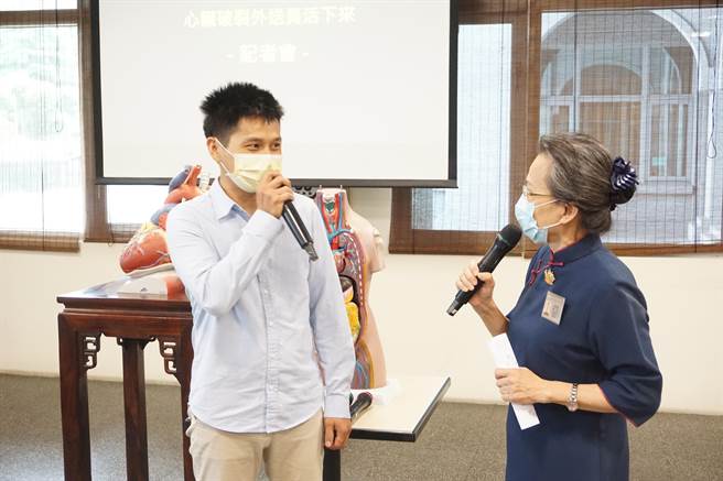 「能够大口呼吸真好......」锺姓外送员（左）分享劫后余生的心情。（王文吉摄）