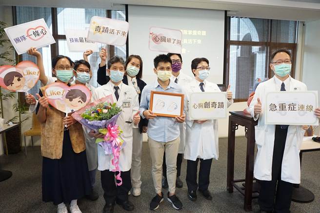 台中慈济医院医疗团队动员5大科抢救心臟破裂的锺姓外送员。（王文吉摄）