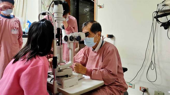 花莲门诺医院建议家长发现孩童有近视现象应尽早治疗。（门诺医院提供／罗亦晽花莲传真）