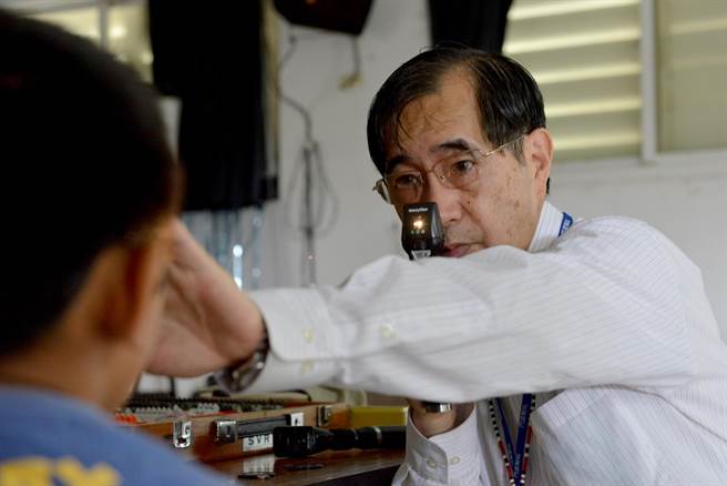 智慧型手机与平板电脑日渐普及，孩童使用3C产品的时间随之变长，近视比率也跟着提升，花莲门诺医院除提醒家长早发现早治疗，同时也建议可多带孩子走出户外欣赏青山绿水、补充维生素A，维他命C等蔬果，减缓近视发生。（门诺医院提供／罗亦晽花莲传真）