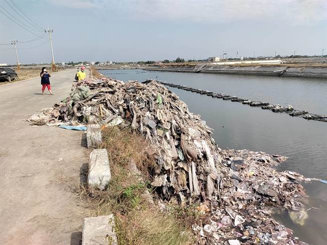 嘉义县东石乡一处近海大排遭人倾倒来路不明的废弃物，因大量废弃物一夜凭空出现，当地居民怒駡恶质。（读者提供∕吕妍庭嘉义传真）