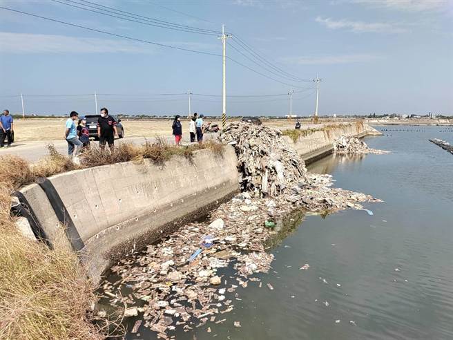 嘉义县东石乡一处近海大排遭人倾倒来路不明的废弃物，因大量废弃物一夜凭空出现，当地居民怒駡恶质。（读者提供∕吕妍庭嘉义传真）