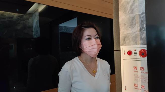 李信燕28日早上在机师工会受访，她说，对于华航机师在家中浴室去世，感到遗憾、痛心。（赖佑维摄）