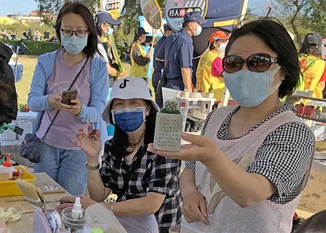 北山播音墙、国旗和仙人掌的文创作品，看见迷你版的金门战地意象。（李金生摄）