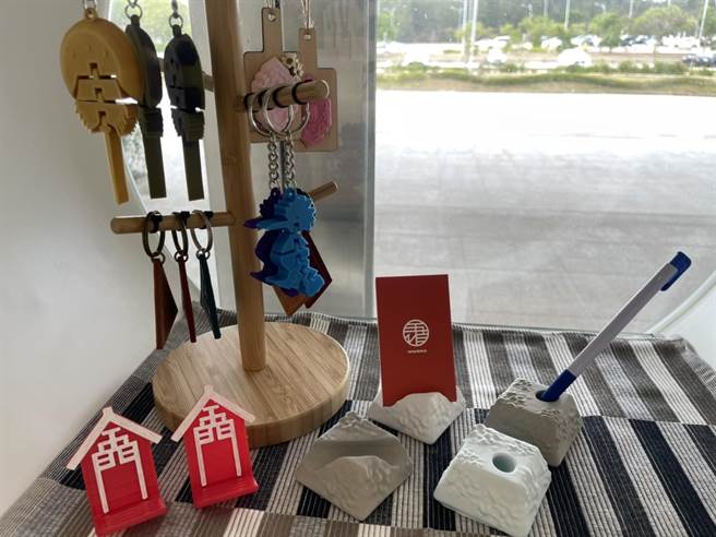 金门海岸反登陆工事，变身为地雷钥匙圈、轨条砦笔插。（金门县府观光处提供）