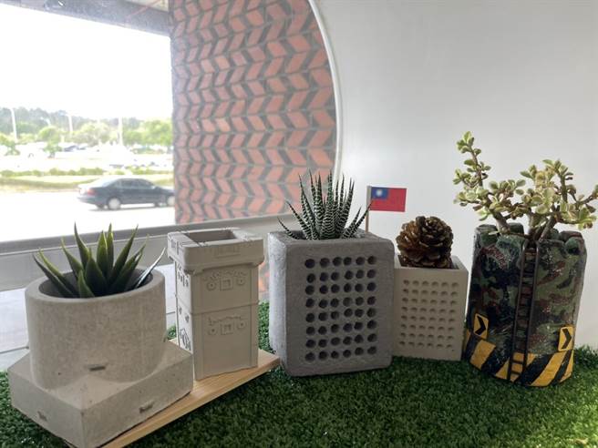 金门地标建筑的创意盆器各具特色，吸引到访游客的眼光。（金门县府观光处提供）