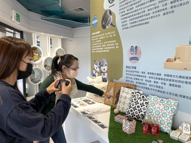 每项展品旁皆有设计说明，包括产品规格、材质、使用说明及价格等，并附有QR Code。（金门县府观光处提供）