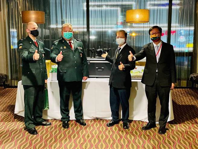 龚主委代表我国捐赠10部国产无人机，立陶宛边境局副指挥官Vidas Macautis（左二）代表受赠。（外交部提供）