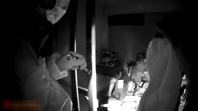 警方破门赫见黄男倒在地上无法行动。（翻摄照片／林郁平台北传真）