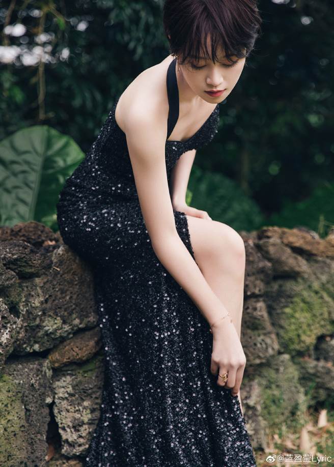 蓝盈莹弯下身、作势整理裙襬的动作，瞬间让镜头成为「邪恶视角」。（图／取材自蓝盈莹微博）