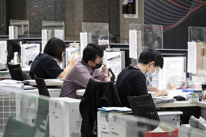 行政院长苏贞昌28日拍板明年军公教调薪案，军公教调薪4％，所需经费314亿，这是蔡政府任内第二度替军公教调薪，也是25年军公教调薪幅度最高的一次。图为台北市政府公务员为民眾处理业务。（陈信翰摄）