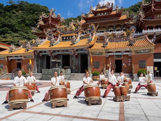 知名表验艺术团体优人神鼓剧场前年因火烧付之一炬，瑞芳青云殿得知后立即捐赠订制帐篷，提供给剧团栖身排练之处，为了感谢庙方、新北市府协助，优人神鼓近期特别到青云殿庙埕进行击鼓舞步表演，敬谢神农大帝。（民政局提供）