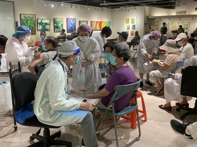 台中市卫生局28日公布，新增疑接种新冠疫苗死亡1案，妇人打完AZ第1剂，传出住院死亡个案。（示意图，非当事人）