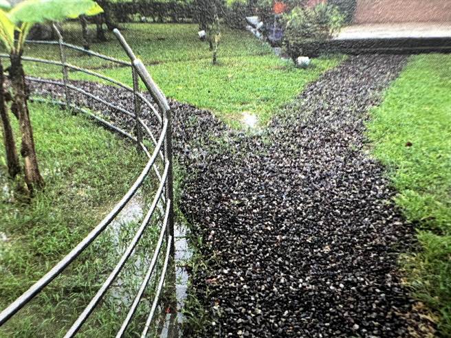 口埤实小校园连锁砖步道以碎石步道垫高后，改善积水问题，也增加铺面透水性。（台南市教育局提供／曹婷婷台南传真）