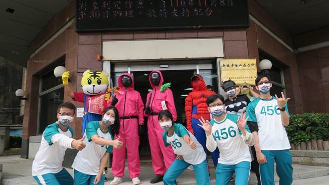 金山区长廖武辉、市议员廖先翔扮成「鱿鱼游戏」角色。（金山区公所提供）