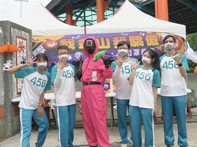 金山区公所同仁一同装扮成「鱿鱼游戏」角色。（金山区公所提供）