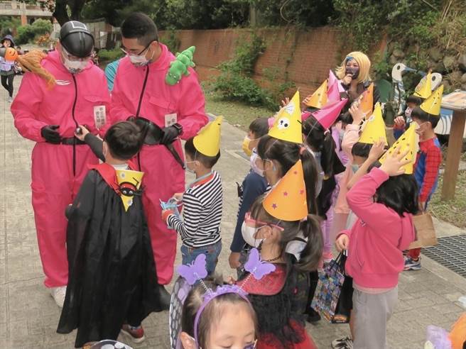 金山区公所今配合万圣节举办义卖活动，金山附幼孩童装扮可爱。（金山区公所提供）