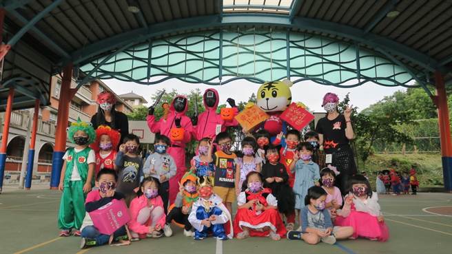 金山区公所今配合万圣节举办义卖活动，金山附幼孩童装扮可爱。（金山区公所提供）
