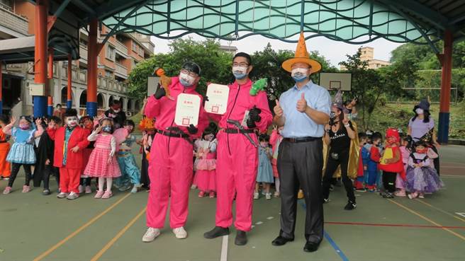 口罩义卖所得全数捐赠金山区内4所小学。（金山区公所提供）