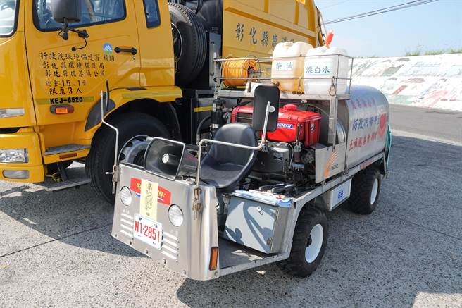 鹿港清洁队设计无敌铁牛，夺下彰县府举办彰化县清洁队创意设计竞赛的特优。（吴敏菁摄）