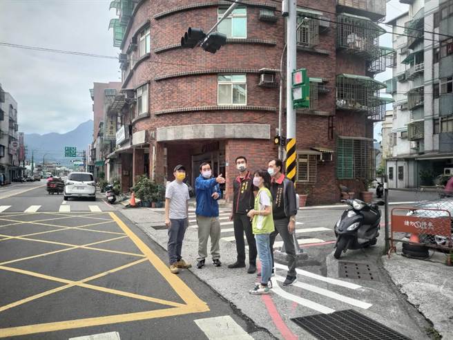 議員及當地里長今現勘交通改善情形。（金山區公所提供）