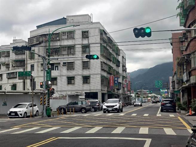 金山區中正路、中華路口增設號誌。（金山區公所提供）