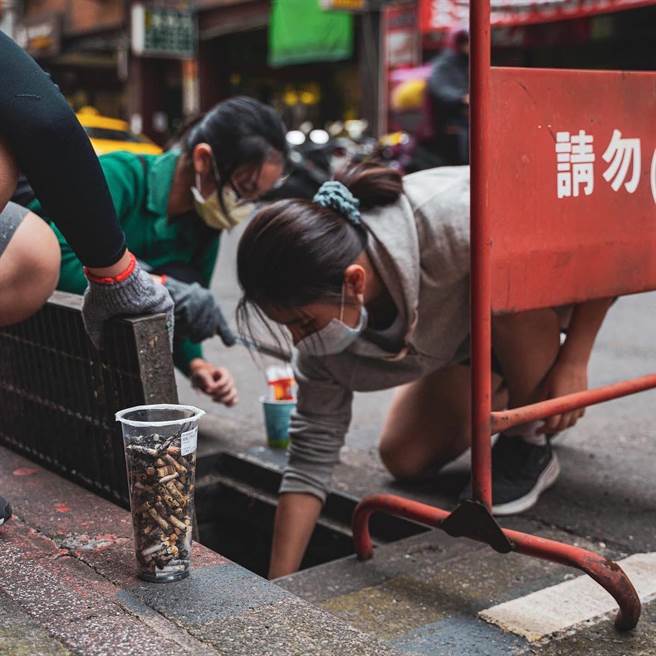 新北市环保局今(28)日与台北市立第一女子高级中学的环保组织「菸没绿洲」合作，携手举办「Where Is It Challenge 净街快闪活动」，民眾在活动期间只要拍摄生活中发现的烟蒂，并上传instagram标记指定名称后，就有机会抽中iPhone 13 Pro、Garmin Venu2／2S、 AirPods Pro等多项好礼。（环保局提供）