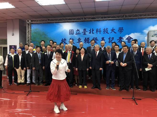 现场在简文秀的带领下，由北科大校长王锡福和与师生一同合唱新版校歌。（杨亚璇摄）