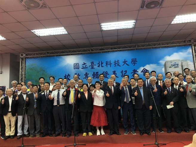 现场在简文秀的带领下，由北科大校长王锡福和与师生一同合唱新版校歌。（杨亚璇摄）