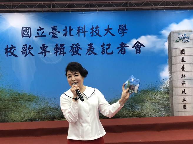 现场在简文秀的带领下，由北科大校长王锡福和与师生一同合唱新版校歌。（杨亚璇摄）