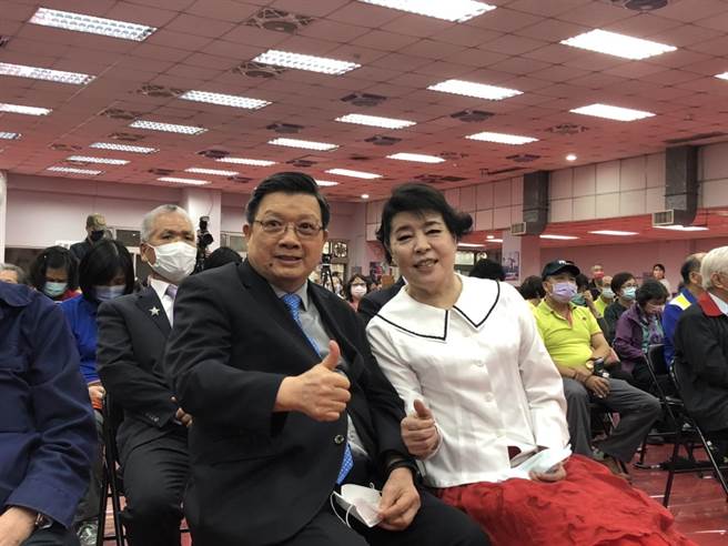 北科大杰出校友亿光电子董事长叶寅夫及夫人简文秀。（杨亚璇摄）