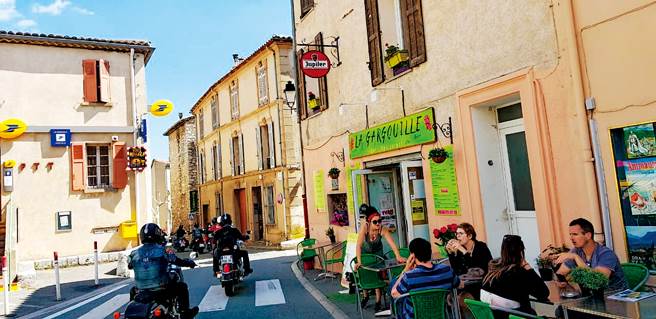 巨龙般的车队在圣玛莉山城的小径中盘旋巡礼（后座罗妹妹摄影）。(图／蓝星嫂提供)
