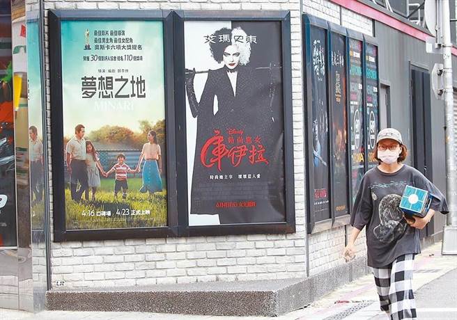 行政院今（28）日宣布松绑防疫管制措施，文化部发布新闻稿表示，自11月2日起电影院开放饮食、演唱会开放摇滚区、室内外艺文活动不受人数限制。（本报资料照片）