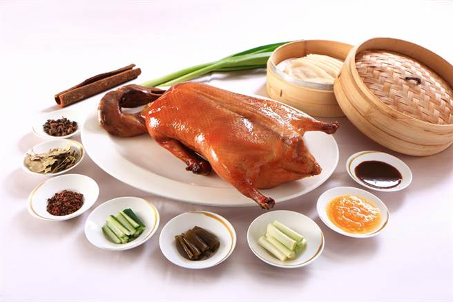 台北老爷明宫片皮鸭二吃餐券每张1988元，较原价省400元。（老爷酒店集团提供）